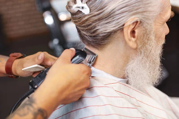 Close up of male hands that using hair clipper — Stock Photo, Image