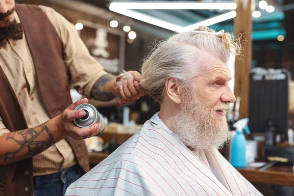 Profile photo of pleased man that sitting in barbershop — Stock Photo, Image