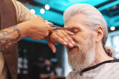 Yetkili Kuaför soyunma kalın kaşlar