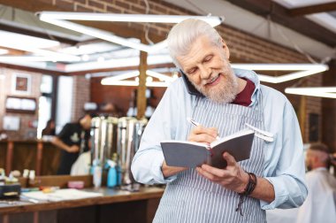 Yakışıklı erkek kişi notlar