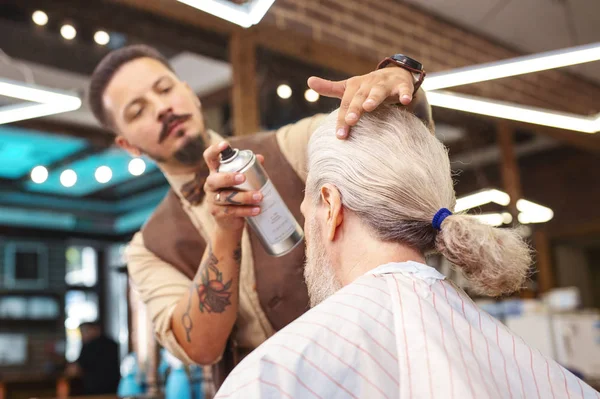 Busy barber doing modern hairstyle — Stock Photo, Image