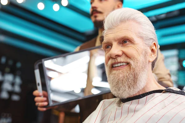 Onun saç modeli zevk olumlu memnun emekli — Stok fotoğraf