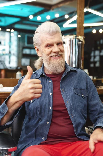 Vrolijke grijs-haired mannelijke persoon zijn duim verhogen — Stockfoto