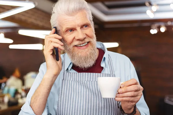 Neşeli sarışın adam telefon