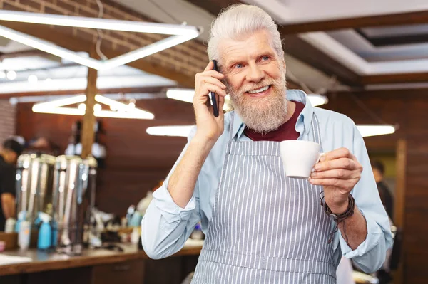 Positieve blij gepensioneerde man koffie drinken — Stockfoto