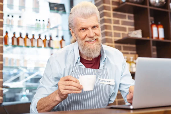 Kamerada poz veren mutlu erkek.