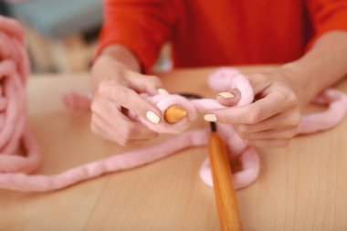 Usta needlewoman güzel pembe kazak örgü