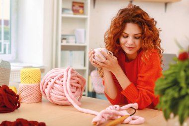 Öğle Yemeği needlewoman atölyesinde kırmak