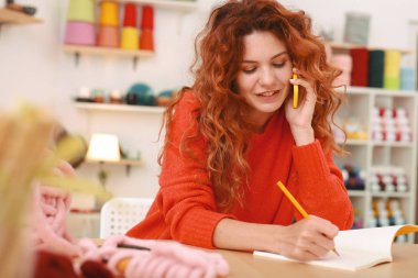 Kızıl saçlı öğrenci groupmate tavsiye için çağrı