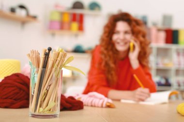 Kızıl saçlı öğrenci sanat projesi için hazırlanıyor