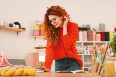 Foxy saçlı gözlüklü çekici kız