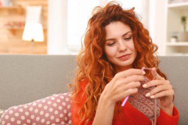 Usta needlewoman mor çalıyor eşarp