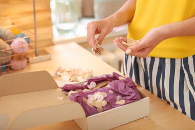 Craftswoman yağmurlama paket süslemeleri ile istemciler için