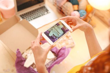 Serbest needlewoman onu online alışveriş için fotoğraf çekmek