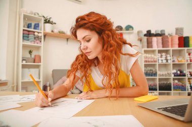 Bazı çizimler çizim Kızıl saçlı Genç sanatçı