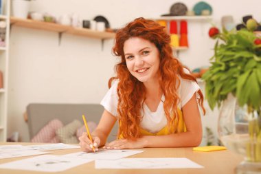 Onun hobi tadını çıkarırken geniş gülümsüyor kıvırcık saçlı kız