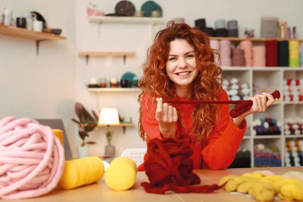 Gülümseyen needlewoman modern onun atölyesinde çalışan