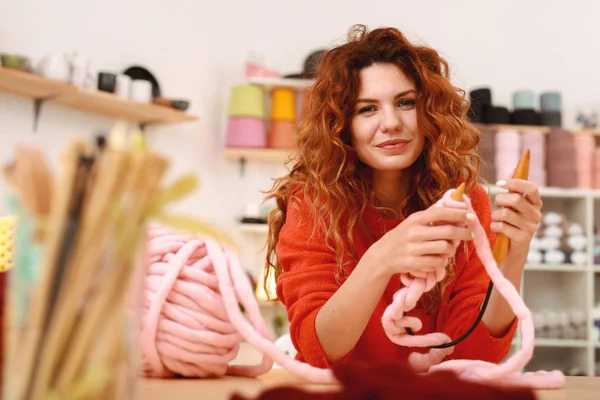 Atractivo freelancer pasar el fin de semana tejiendo suéter — Foto de Stock