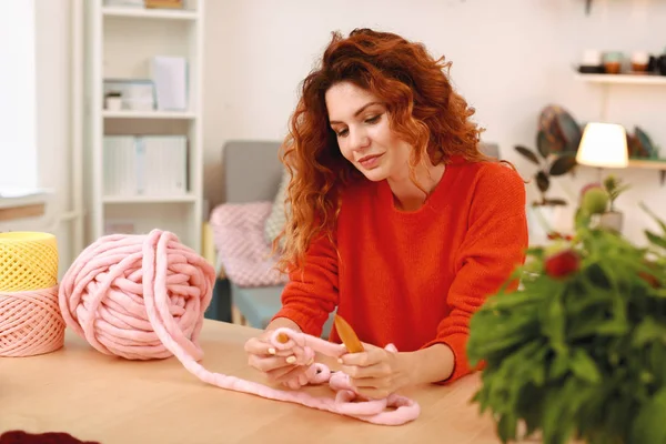 Kızıl saçlı kadın örgü kuzeni için mevcut düşünüyorum