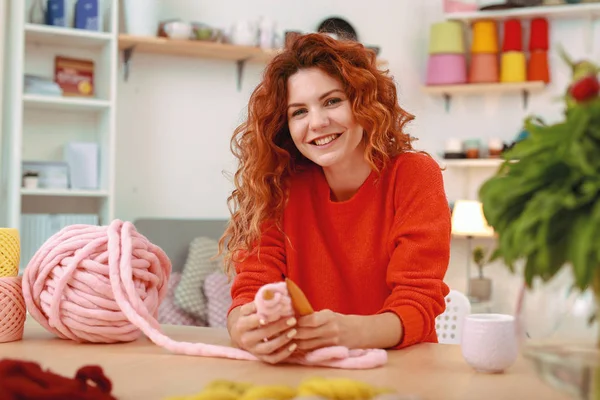 Chica radiante con cabello foxy enseñando a su amigo costura — Foto de Stock