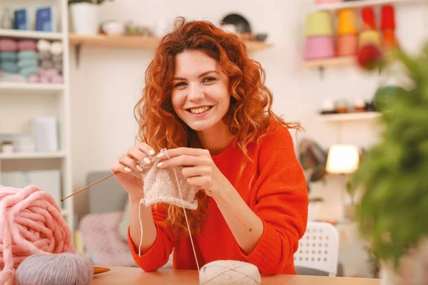 Femme souriante avec art des ongles beige tricot vêtements — Photo