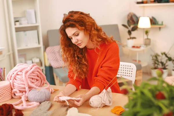 Kızıl saçlı craftswoman modern sanat dükkanı vaktini harcama