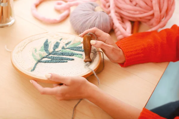 Práctico bordado costura aguja hermoso ornamento —  Fotos de Stock