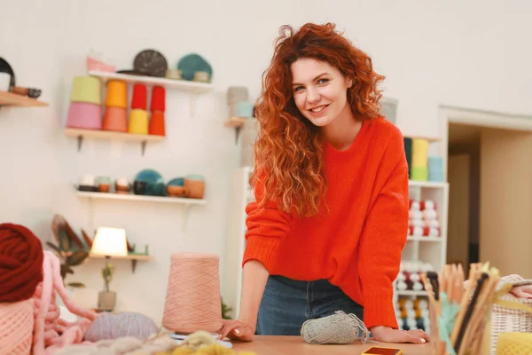 Belle fille en jean élégant travaillant dans l'atelier — Photo