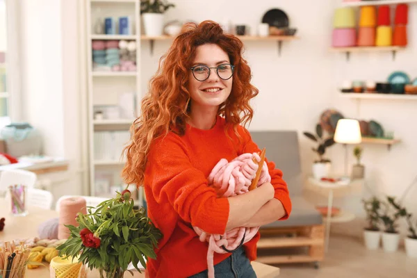 Étudiant en art debout en classe avec une grosse griffe rose — Photo