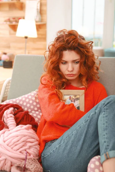 Привлекательная женщина с рыжими волосами грустит — стоковое фото