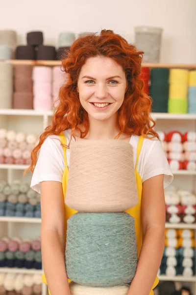 Rojo de pelo radiante chica sosteniendo tres grandes pinceladas de colores —  Fotos de Stock