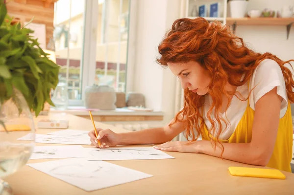 Bocetos de dibujo de diseñador de moda principiante — Foto de Stock