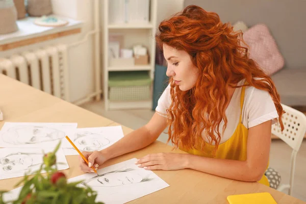 Portre çizim beyaz ve sarı gömlek giyen kadın