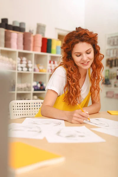 Kunst student genieten van haar huis opdracht uitvoeren — Stockfoto