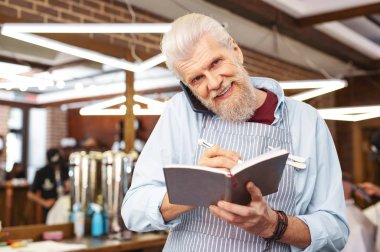 Kameraya poz neşeli yaşlı Kuaför