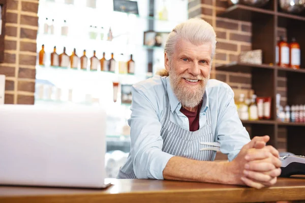 İstemciler için bekleyen mutlu olgun adam