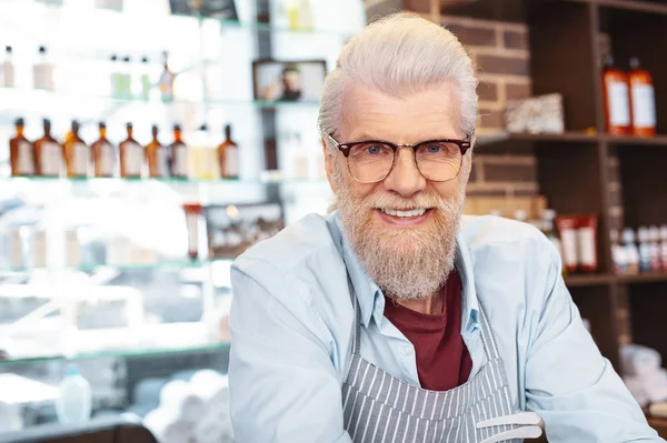 Stijlvolle mannelijke persoon in de salon werken — Stockfoto