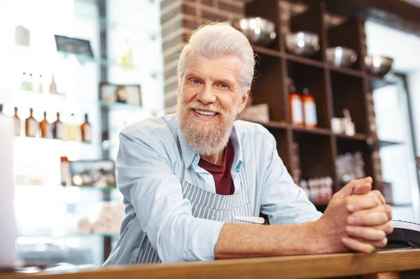 Knappe bebaarde man die zich voordeed op camera — Stockfoto