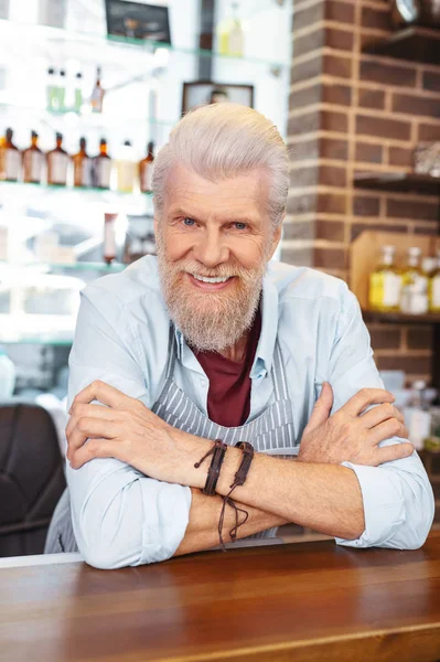 Olumlu memnun adam geçiş silah