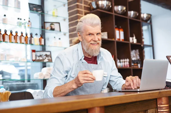 Blij senior man aan het werk met plezier — Stockfoto