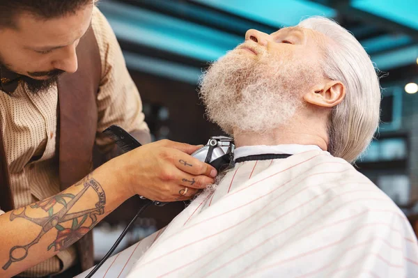 Competent barber using hair clipper — Stock Photo, Image