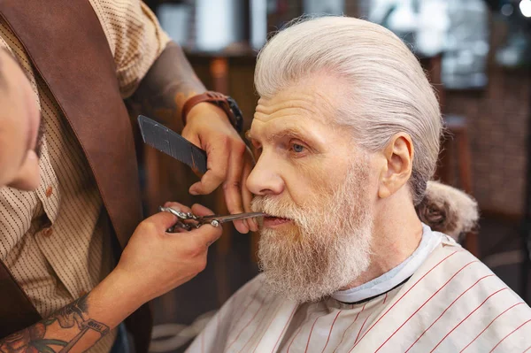 Close up of professional barber that serving his visitor — Stock Photo, Image