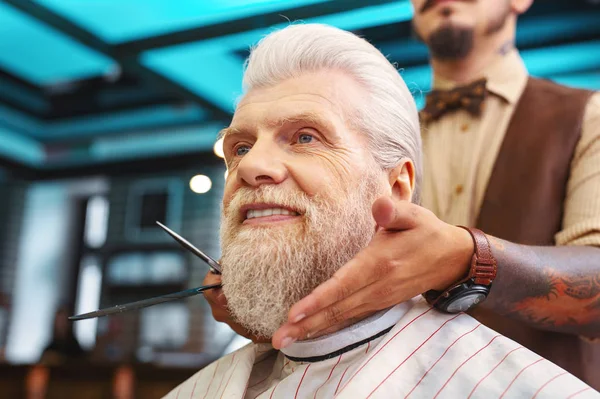 Retrato del hombre encantado que se alegra —  Fotos de Stock