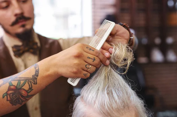 Профессиональный мастер освежающие волосы для клиента — стоковое фото