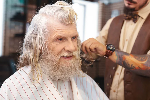 Onun müşteri hizmet veren yetkili Kuaför