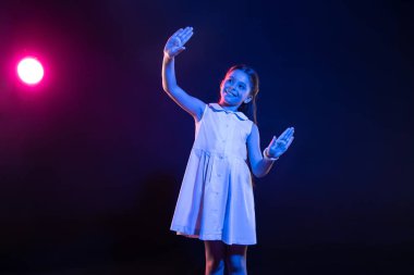 Hayali bir pencere dokunmadan uyarı kız öğrenci