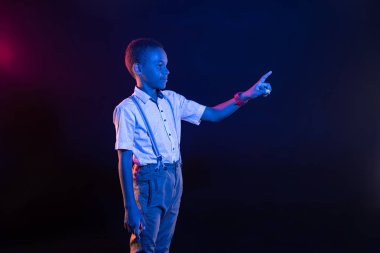 Neşeli küçük çocuk hayali düğmelere basarak