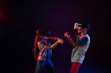 VR kulaklıklar giyen ilham küçük çocuklar