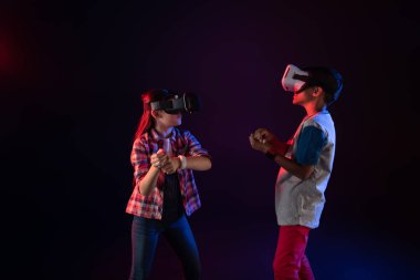 VR kulaklıklar giyen konsantre küçük çocuklar