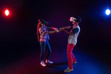 Uyarı küçük giyen Vr kulaklıklar çocuklar